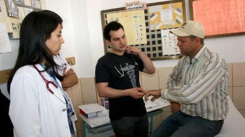 Tıp Fak&uuml;ltesi &Ouml;ğrencilerinden K&ouml;yl&uuml;lere &Uuml;cretsiz Muayene