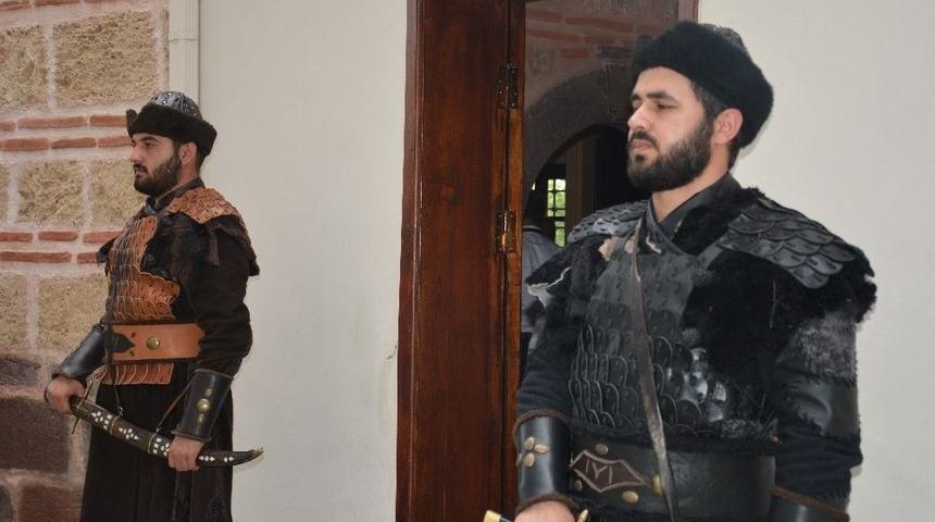 &ldquo;payitaht Abd&uuml;lhamid&rdquo; Dizisinde Ertuğrul Gazi&rsquo;nin T&uuml;rbesinde Ecdada Saygı N&ouml;betini Başlatanlara Teşekk&uuml;r