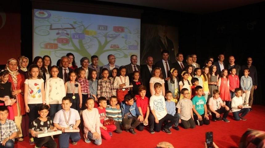 Kitap Okudular, &Ouml;d&uuml;lleri Aldılar