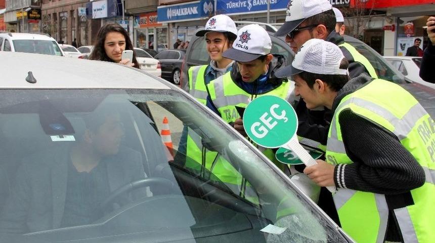 Engelli &Ccedil;ocuklar Trafik Polisi Oldu