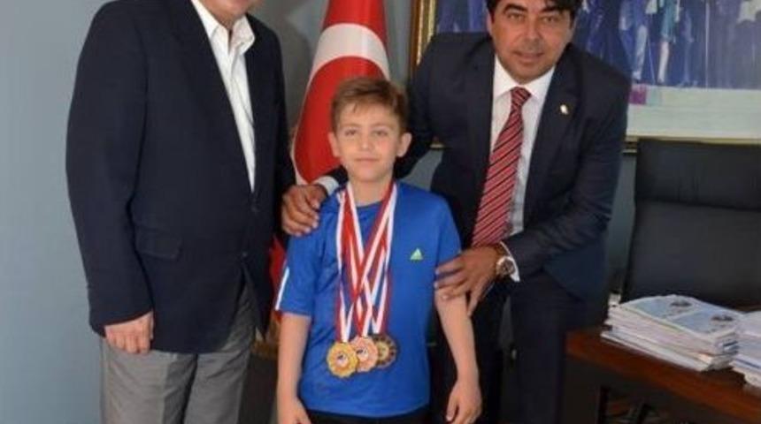 Başkan Demirağ, Karateci Şampiyonu Misafir Etti