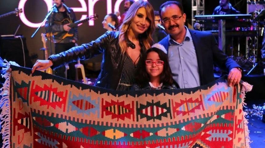 İrem Derici Uşaklı Gen&ccedil;lerle Buluştu