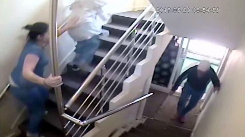 Oğlunu G&ouml;rmek İ&ccedil;in Ekmek Bı&ccedil;ağıyla Kreşi Bastı