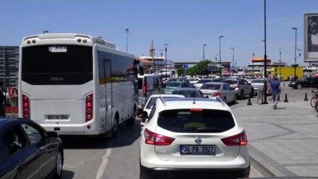 Çanakkale'de Feribot Iskelesinde Araç Kuyruğu Sürüyor