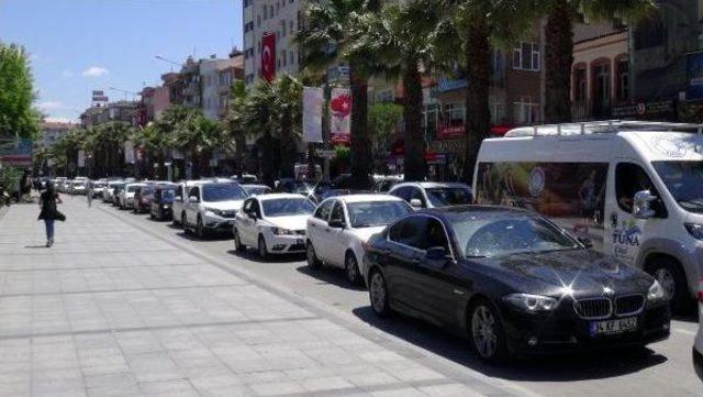 Çanakkale'de Feribot Iskelesinde Araç Kuyruğu Sürüyor