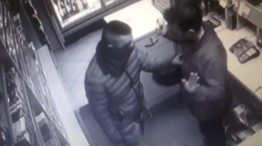 Akaryakıt İstasyonundaki Bı&ccedil;aklı Soygun Kamerada