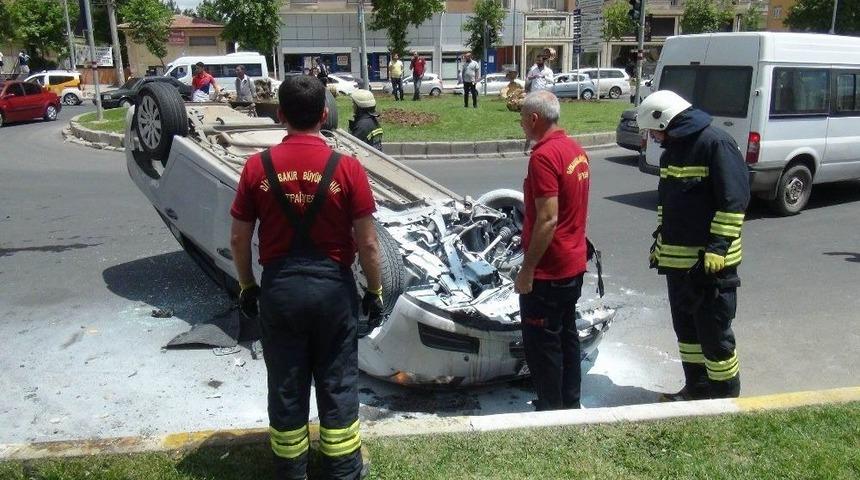 Kırmızı Işık İhlali Kazayla Sonu&ccedil;landı: 3 Yaralı
