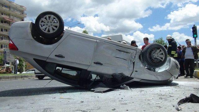 Kırmızı Işık İhlali Kazayla Sonuçlandı: 3 Yaralı 1