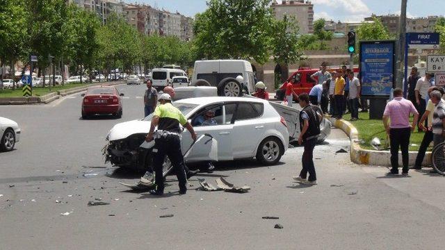 Kırmızı Işık İhlali Kazayla Sonuçlandı: 3 Yaralı 2