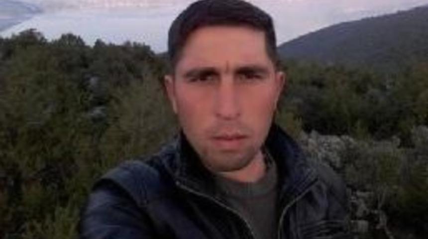 D&uuml;ğ&uuml;nde 'yan Bakma' Kavgası: 1 &Ouml;l&uuml;, 3 Yaralı