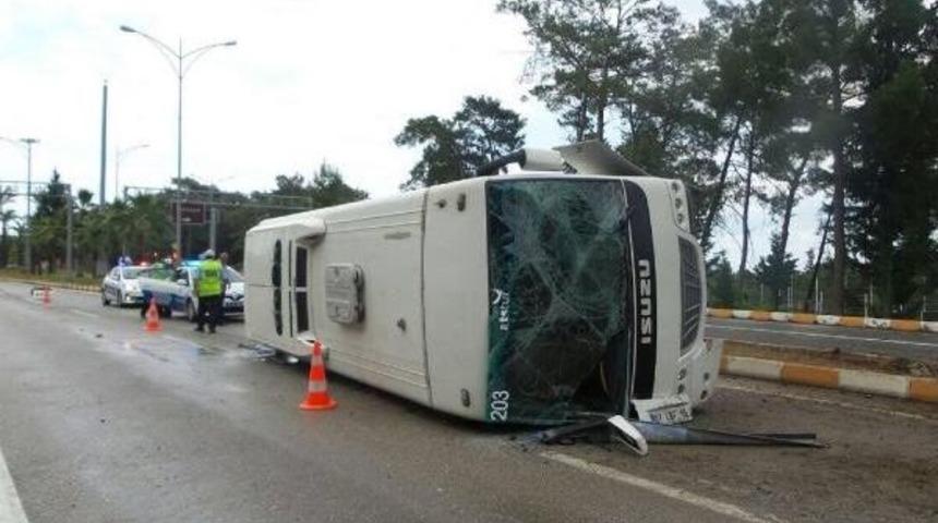 Kemer'de Tur Midibüsü Devrildi: 13 Yaralı