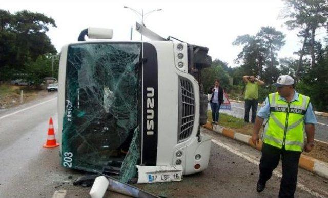 Kemer'de Tur Midibüsü Devrildi: 13 Yaralı