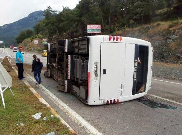 Kemer'de Tur Midibüsü Devrildi: 13 Yaralı