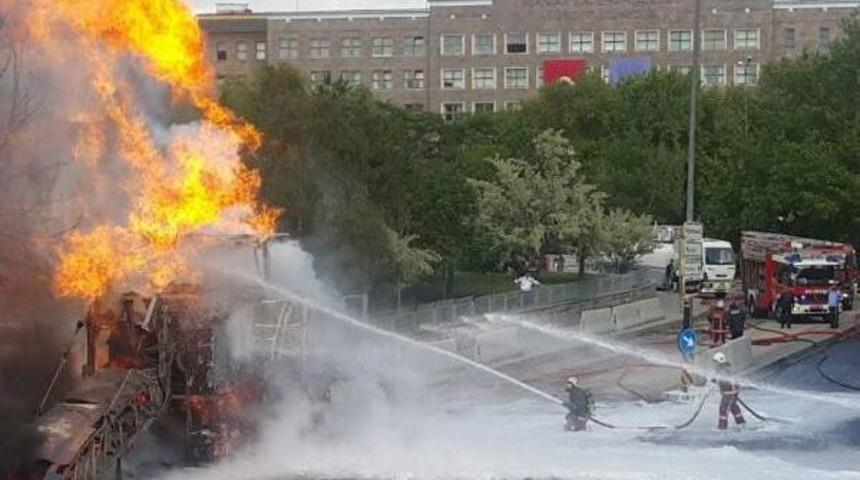 Ankara Adliyesi Önünde Iş Makinesi, Doğalgaz Borusunu Patlattı (2) - (Yeniden)