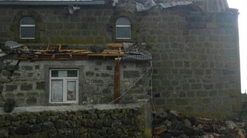 Kars’ta Rüzgar Cami Minaresini Yıktı