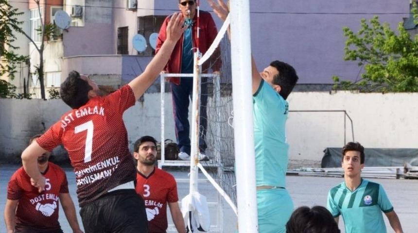 Voleybol Turnuvasında Şampiyon Lapseki Belediyesi Oldu