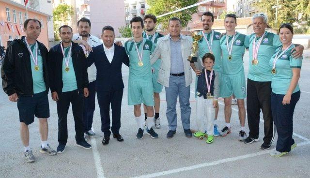 Voleybol Turnuvasında Şampiyon Lapseki Belediyesi Oldu