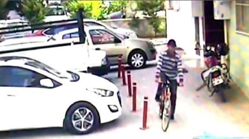 Bisiklet Hırsızı G&uuml;venlik Kamerasında