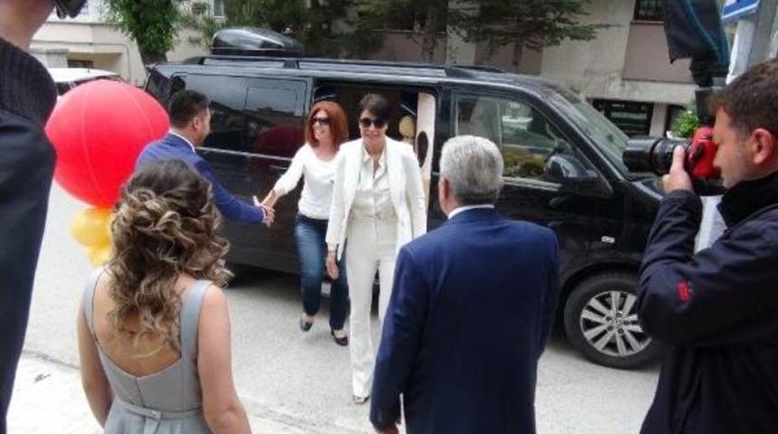 Deniz Akaya, &Ccedil;orum'da G&uuml;zellik Merkezinin A&ccedil;ılışına Katıldı