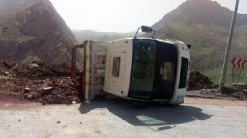 Hakkari&rsquo;de Hafriyat Boşaltan Kamyon Devrildi