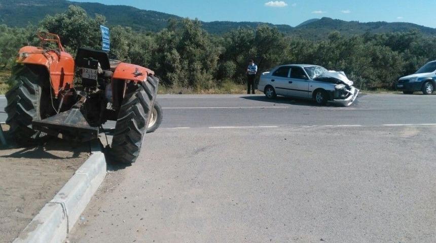 Havran&rsquo;da Trakt&ouml;r İle Otomobil &Ccedil;arpıştı: 2 Yaralı