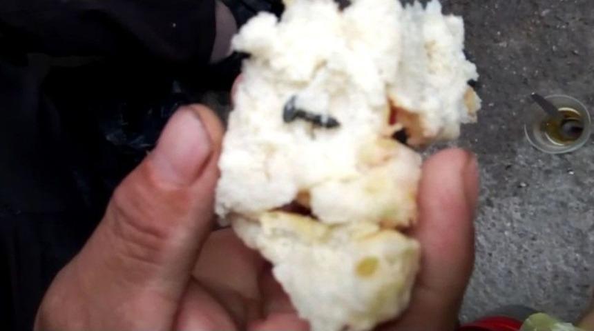 Marketten Aldığı Ekmekten &Ccedil;ıkan Vida Dişini Kırdı