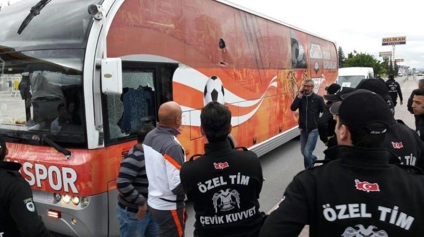 Adanaspor Taraftar Otob&uuml;s&uuml;ne Saldırı