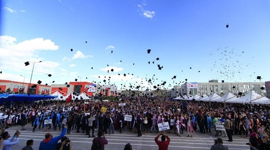Çankırı Karatekin Üniversitesinde Mezuniyet Coşkusu