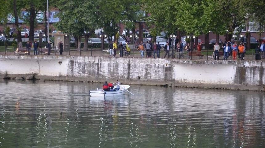 Ailesine Kızdı, Kendisini Dereye Attı
