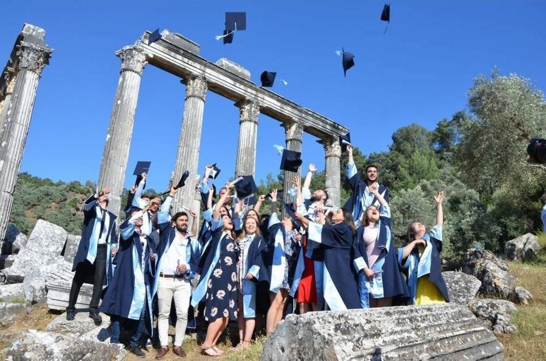 Euromos Antik Kentinde Arkeoloji &Ouml;ğrencilerinin Kep Sevinci