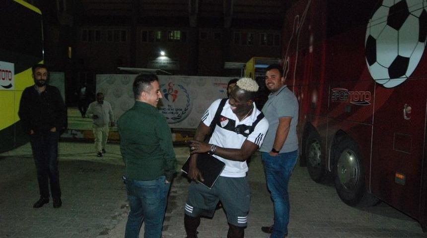 (&ouml;zel Haber) Elazığsporlu Traore Otob&uuml;s Muavinlerine Taş &Ccedil;ıkarttı