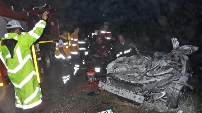 G&ouml;lbaşı'nda Tır Ile Otomobil &Ccedil;arpıştı: 3 &Ouml;l&uuml;, 1 Yaralı