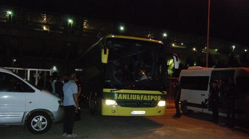 (&ouml;zel Haber) Futbolcular Yoğun G&uuml;venlik &Ouml;nlemleri Arasında Stattan Ayrıldı