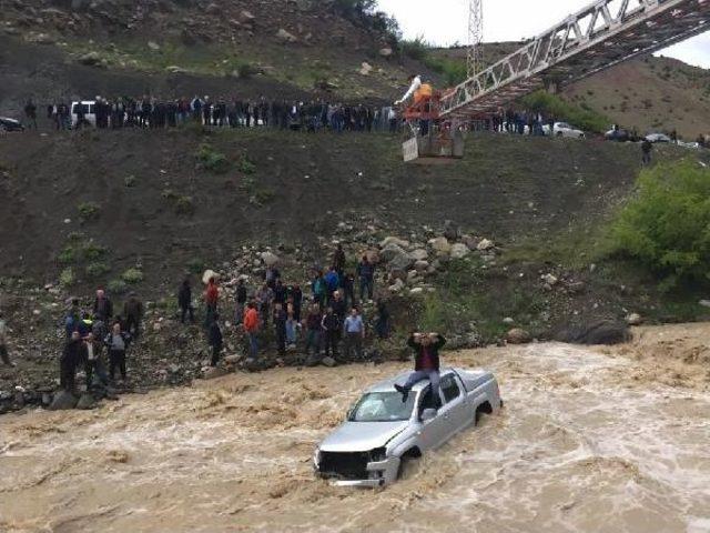 Kaza Sonrası Derede Mahsur Kalan Chp’Li Meclis Üyesini Itfaiye Kurtardı