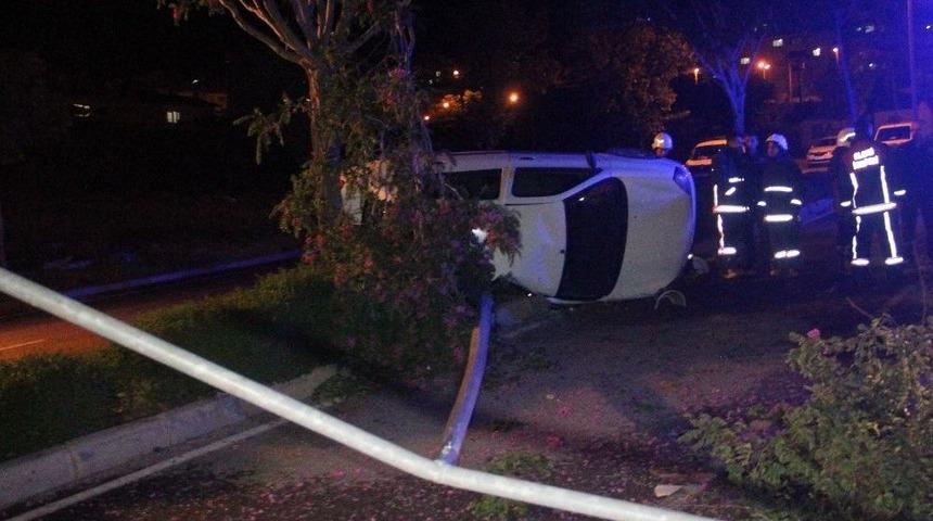 Ref&uuml;je &Ccedil;ıkan Otomobil Direği Devirdi: 4 Yaralı