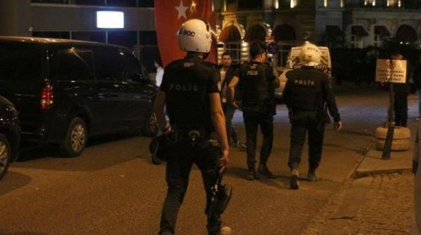 Beyoğlu'nda Taşkınlık &Ccedil;ıkartan Bir Grup Olympiakos Taraftarına Polis M&uuml;dahalesi