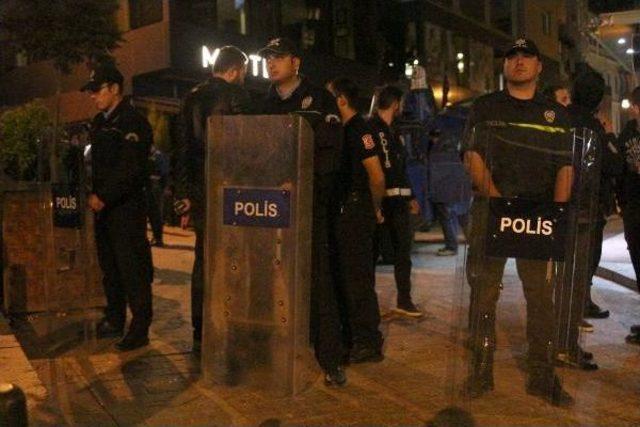 Beyoğlu'nda Taşkınlık Çıkartan Bir Grup Olympiakos Taraftarına Polis Müdahalesi