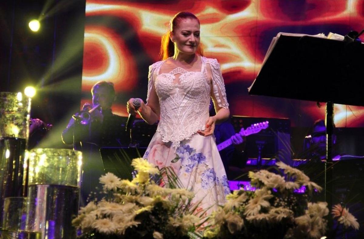 Candan Er&ccedil;etin, Alanya&rsquo;da Hayranlarıyla Buluştu