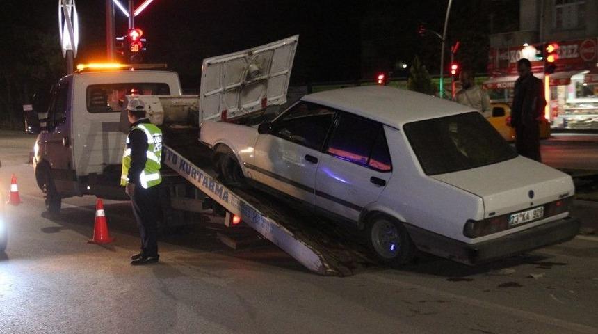 Polis Aracına &Ccedil;arpıp Ka&ccedil;an S&uuml;r&uuml;c&uuml; Yakalandı