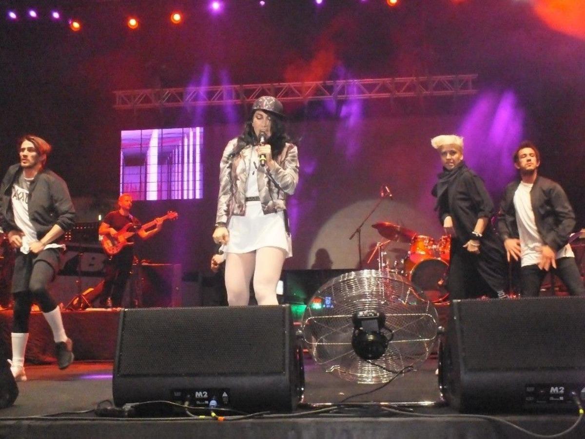 Hande Yener Serik&rsquo;te 15 Bin Kişiye Konser Verdi