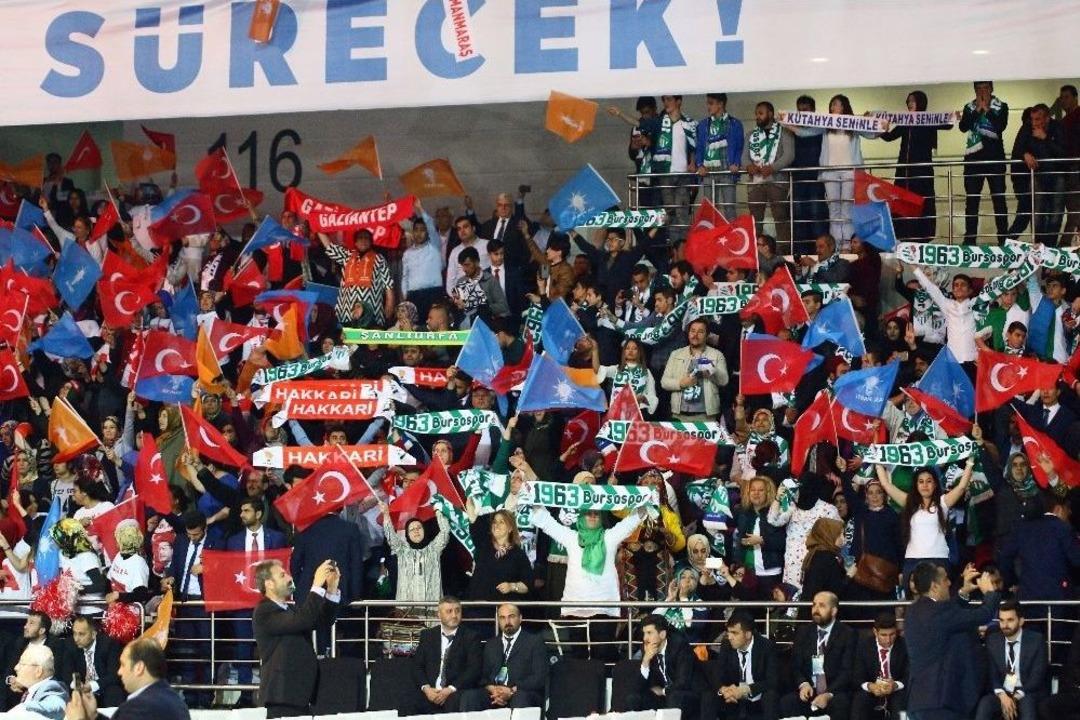 Ak Parti 3. Olağan&uuml;st&uuml; B&uuml;y&uuml;k Kongresi&rsquo;nde B&uuml;y&uuml;k Coşku