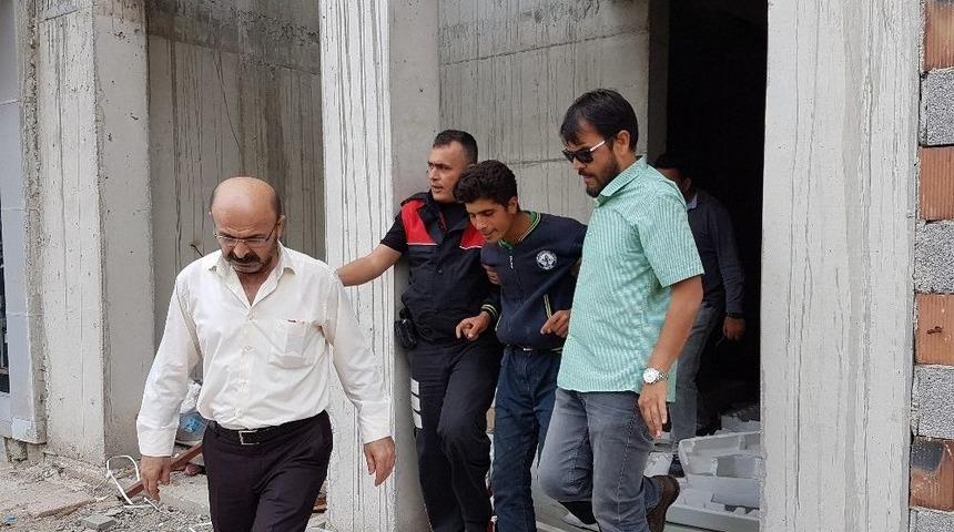 &Ccedil;atıya &Ccedil;ıkan Genci Polis 50 Tl Vererek İkna Etti