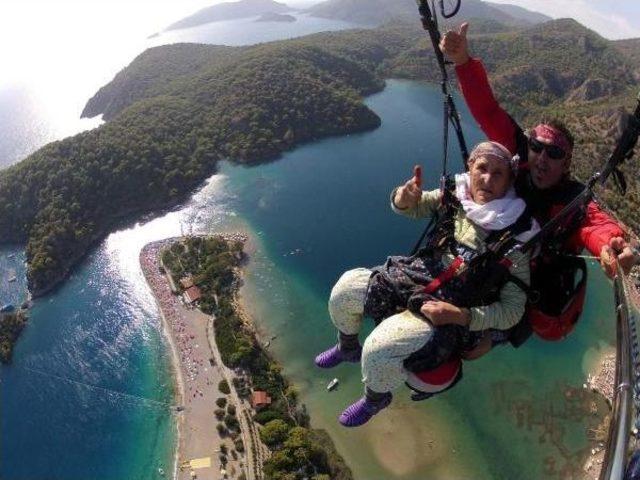 87 Yaşındaki Halime Akcan'ın Yamaç Paraşütü Keyfi