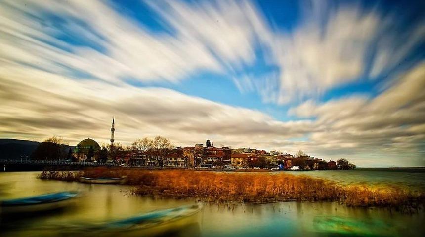 G&uuml;neş Ve Suyun Kucaklaştığı Yer G&ouml;lyazı