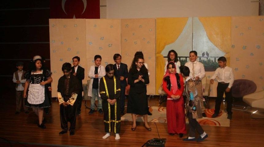 K&uuml;&ccedil;&uuml;k Tiyatroculara B&uuml;y&uuml;k Alkış