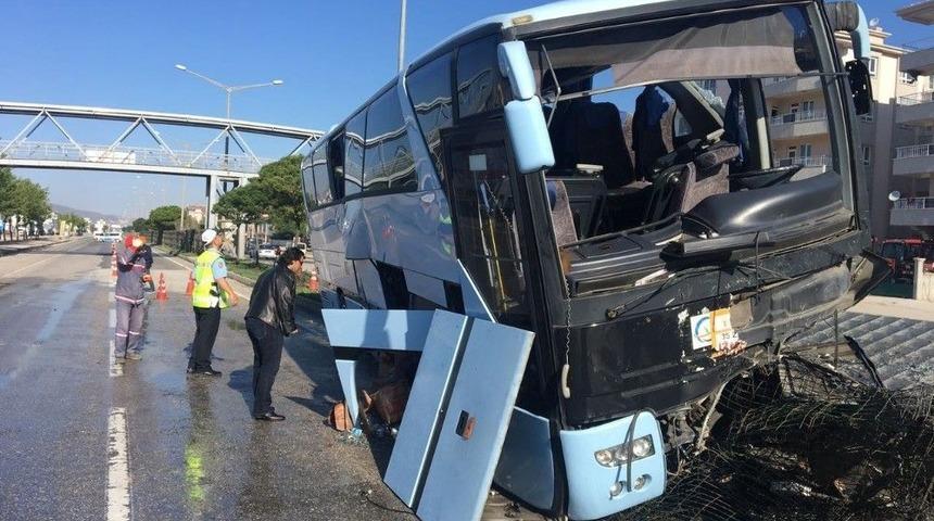 Ak Parti Kongresine Partilileri Taşıyan Otob&uuml;s Polatlı&rsquo;da Kaza Yaptı: 32 Yaralı