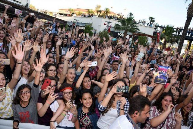 4n1k Filminin İzmir Galasında İzdiham 1