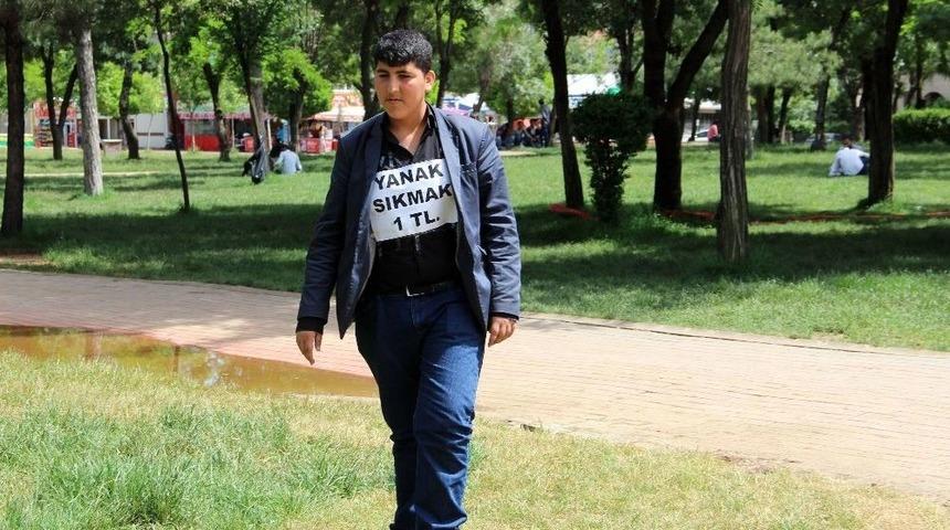 Yanaklarının Sıkılmasını Ticarete D&ouml;n&uuml;şt&uuml;rd&uuml;