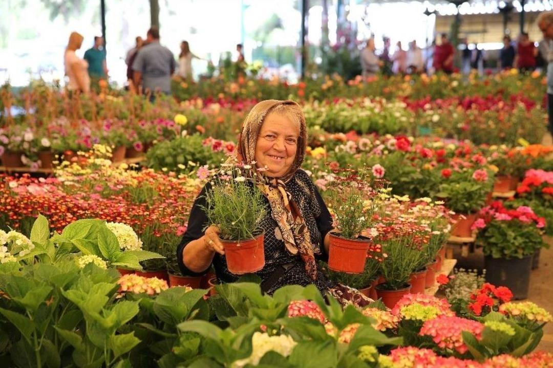 Karşıyaka &Ccedil;i&ccedil;ek Kokacak