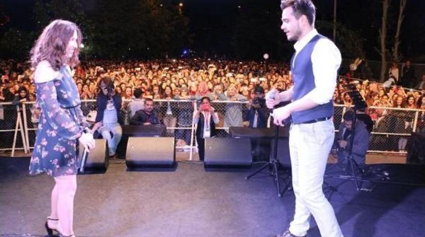 Sahnede S&uuml;rpriz Evlilik Teklifi